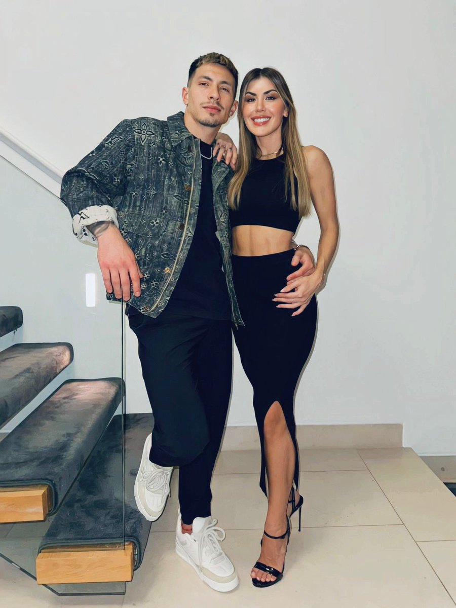 LisandrMartinez's tweet photo. No es dónde sino con quién ♥️ https://t.co/aOSGAHS16k