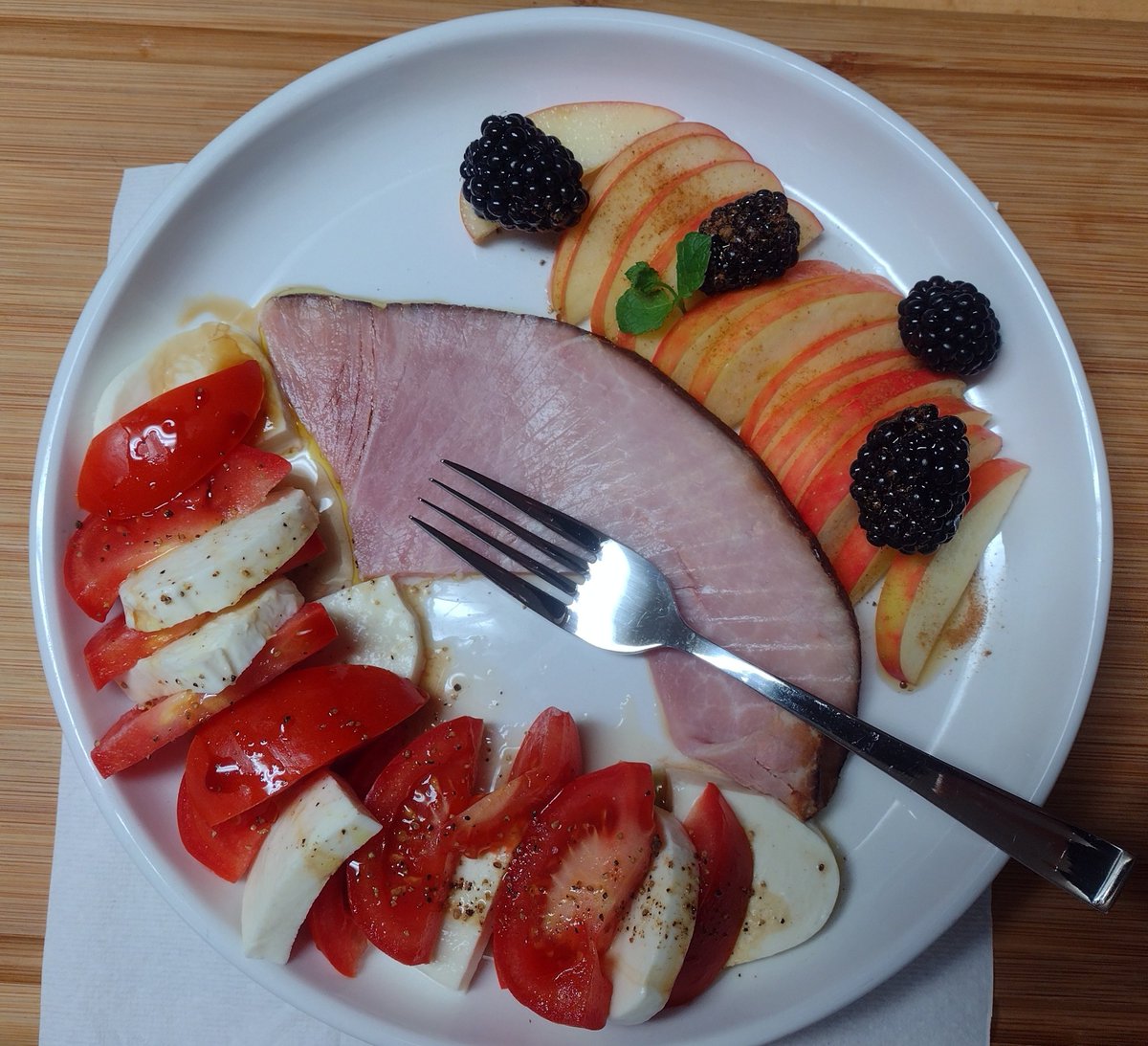 EricFincher's tweet photo. Did you think Susan kinda likes me a little bit? 😋
#Afterworksnack https://t.co/1lEwEJ79QH