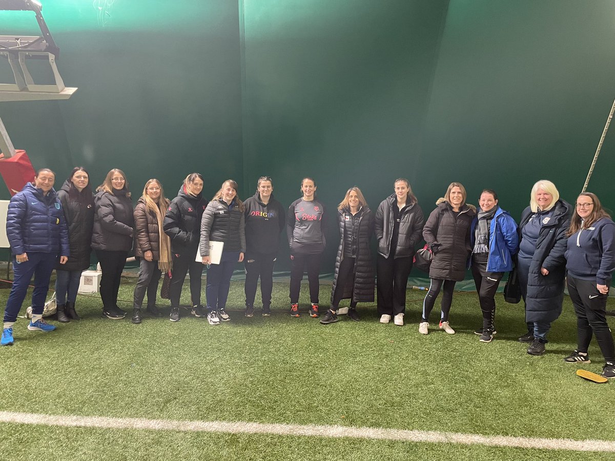 Mux1972's tweet photo. Thank you @J0William5 @WatfordFC DS squad for inviting @HertfordshireFA FemaleCoachesNetwork to observe, question and discuss all things #practicedesign #coaching #Interventions #femalecoachdevelopment Already looking forward to the next one @EnglandLearning https://t.co/ZtYa4hKwUB