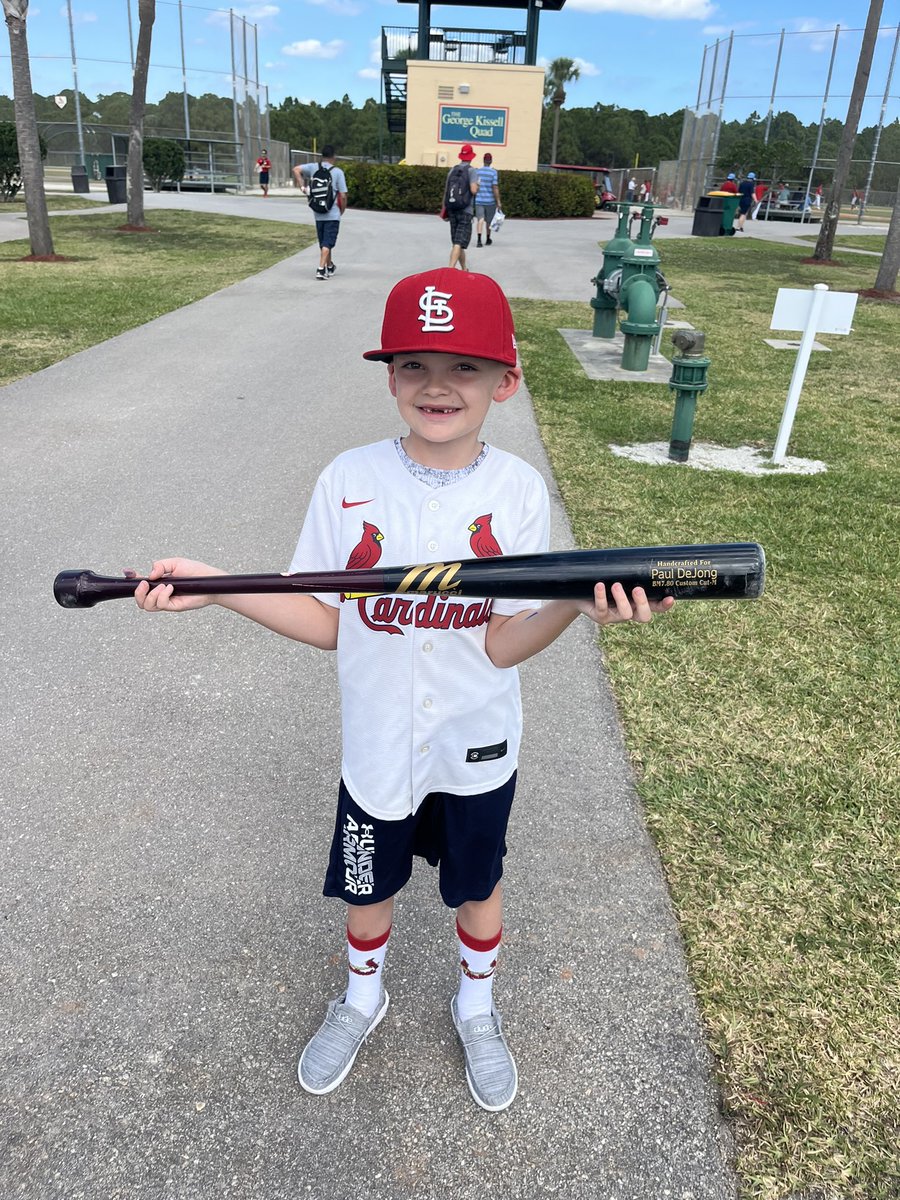 ElevationLife1's tweet photo. @RealPaulDeJong made my 7 year old sons day today.  Thanks for taking the time to hand him a bat and sign an autograph.  A fan for life, Thanks Paul.  @Cardinals https://t.co/xD0Buqjmzx