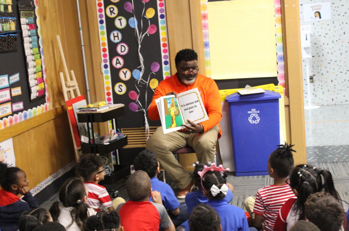 hsayoungstown's tweet photo. Today we had a BIG youngstown celebrity, Mayor Brown!  And the 1st graders were very enthusiastic to listen to him read. And to make it extra special, he read a story by a local author.  Geno the Giraffe by Regina Alston.  #weareconcept #hsay #youngstown #readacrossamerica #read https://t.co/rylYiSuqNN