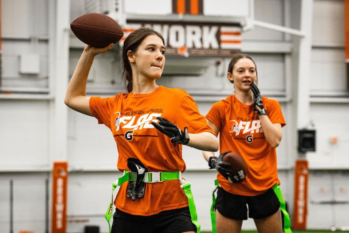 Browns's tweet photo. This past weekend, @BrownsYouthFB hosted their Inaugural Girls High School Flag Football Clinic in association with @USAFootball, @NFLFLAG and @neohioflag. 190+ students participated in the NFL Flag clinic, and each school received an equipment bag to further support the program. https://t.co/ei07yLmmHK