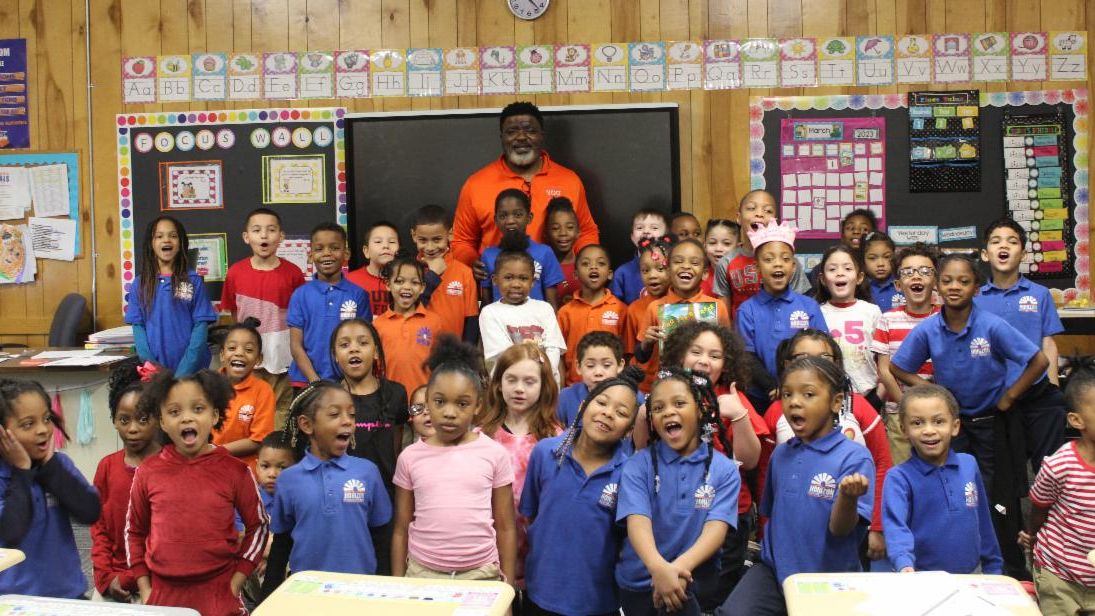 hsayoungstown's tweet photo. Today we had a BIG youngstown celebrity, Mayor Brown!  And the 1st graders were very enthusiastic to listen to him read. And to make it extra special, he read a story by a local author.  Geno the Giraffe by Regina Alston.  #weareconcept #hsay #youngstown #readacrossamerica #read https://t.co/rylYiSuqNN