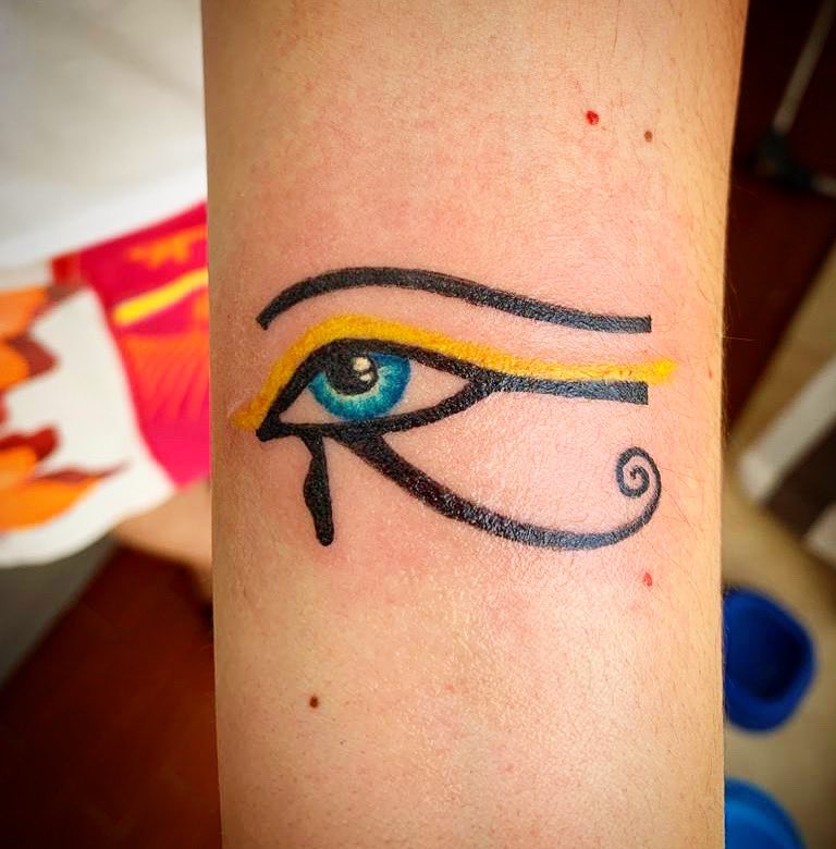 Protezione. Potere. Prosperità. Buona salute… L’occhio di Horus è uno dei più conosciuti simboli della enigmatica e affascinante storia dell’antico Egitto. Vi piace la simbologia Egizia? #tattoo #tattoos #tattooed #girlswithtattoos #tattooartist #tattooart #tattooideas