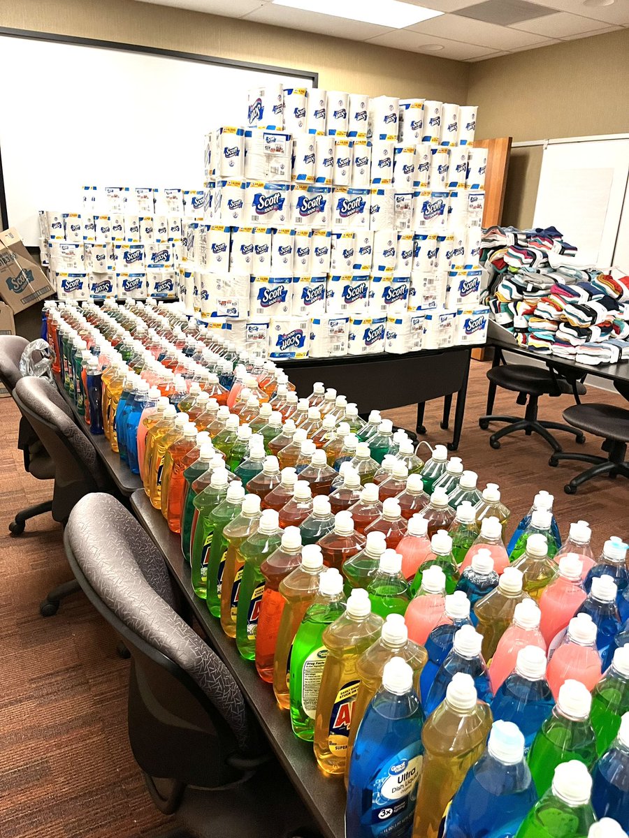 BcescSuccess's tweet photo. @Hamilton_CSD Success liaisons received a grant from @hamohfoundation ‘s Youth Philanthropy Committee to assemble 300 laundry baskets of cleaning/hygiene products. Thanks to @Shared_Harvest for the assist! Love our community partners 💙❤️💜#Proud2BCESC #BigBlueOnTheMove https://t.co/3SPMOuTC2a
