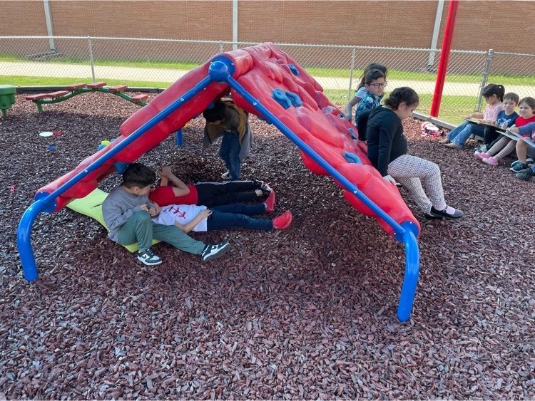 swisd_swe's tweet photo. Mrs. Ortega’s kindergarten class took their math lesson outdoors today learning about missing addends and number bonds ♥️ #RootEdSWE https://t.co/IygKVMMO9q