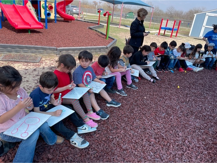 swisd_swe's tweet photo. Mrs. Ortega’s kindergarten class took their math lesson outdoors today learning about missing addends and number bonds ♥️ #RootEdSWE https://t.co/IygKVMMO9q