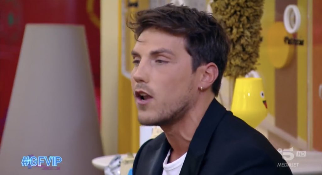gfvip___'s tweet photo. Ma la vena di Daniele è un concorrente o anche lei un ospite?
#GFvip #GFVIPParty #GrandeFratelloVip #oriele #Gintonic https://t.co/SIgmaJ2HIG