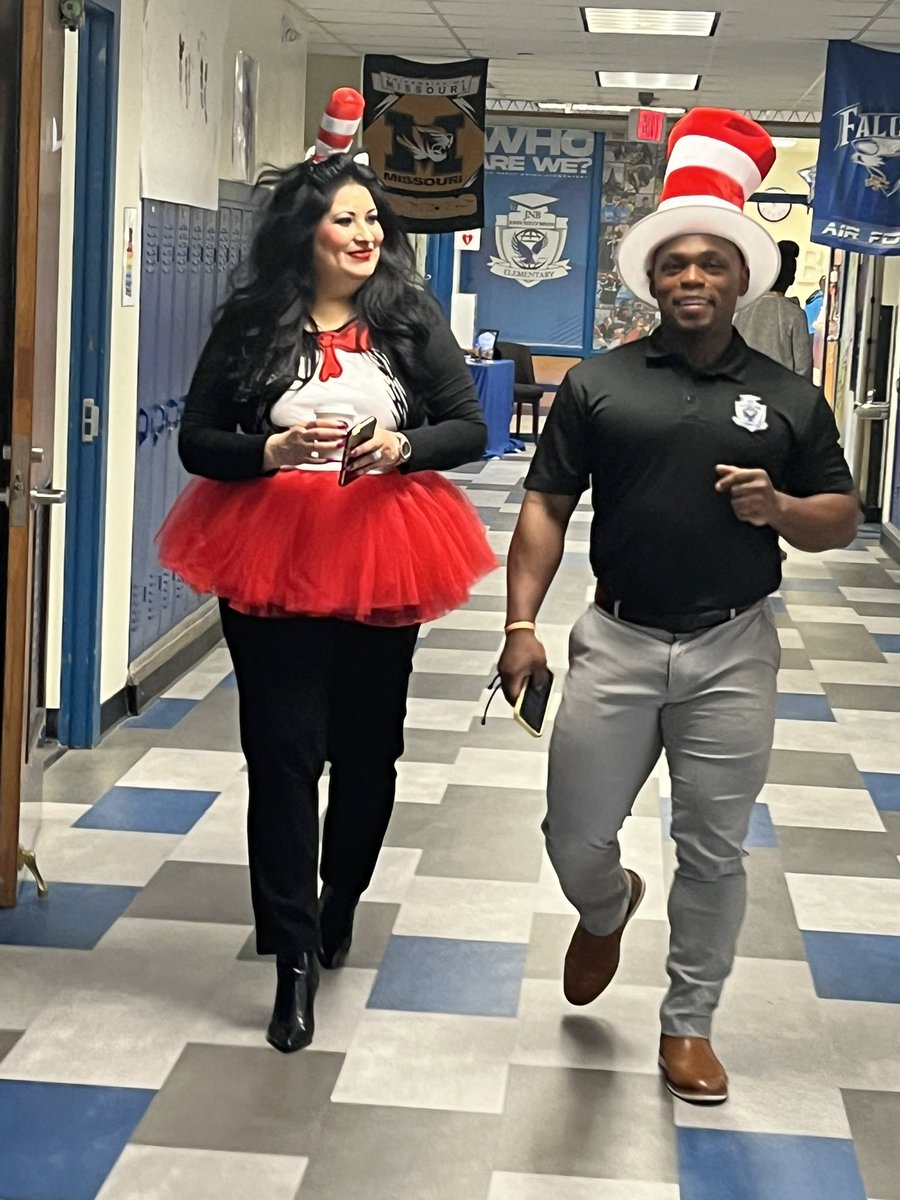Mrs. Tommy Van Sickle from @DISDREO  came to @JNB_Eagles to pump up our Read Across America celebration! It was tons of fun and a great time celebrating literacy with you! @ACEDallasISD @TeamDallasISD #ReadAcrossAmericaDay
