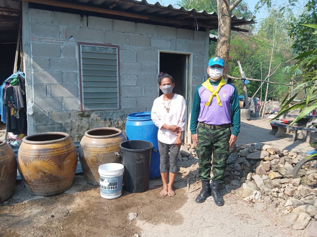 1st_Army_Area's tweet image. “ กองทัพบก ร่วมใจ ต้ายภัยแล้ง “
เมื่อวันที่ 2 มี.ค. 66
พล.พัฒนา 1 โดย ช.1 รอ. จัดกำลังพลจิตอาสาฯ ของหน่วย แจกจ่ายน้ำสำหรับอุปโภค เพื่อช่วยเหลือ บรรเทาความเดือดร้อนจากการขาดแคลนน้ำอุปโภคให้กับประชาชนในพื้นที่ ม.1 ต.หินกอง อ.เมือง จ.ราชบุรี
#กองทัพภาคที่1