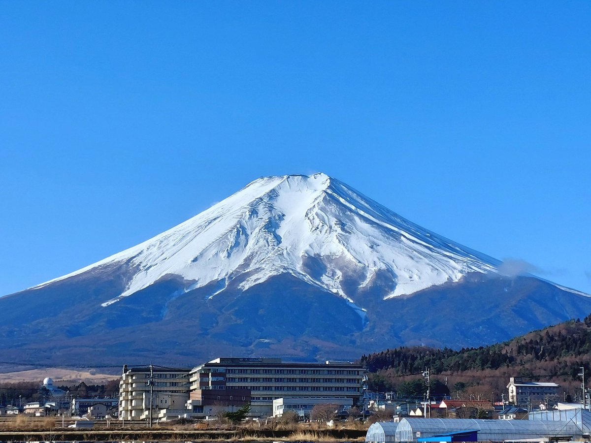 3月3日(金) おはようございます。 今朝の富士山です。 くっきりきれいに見えています。