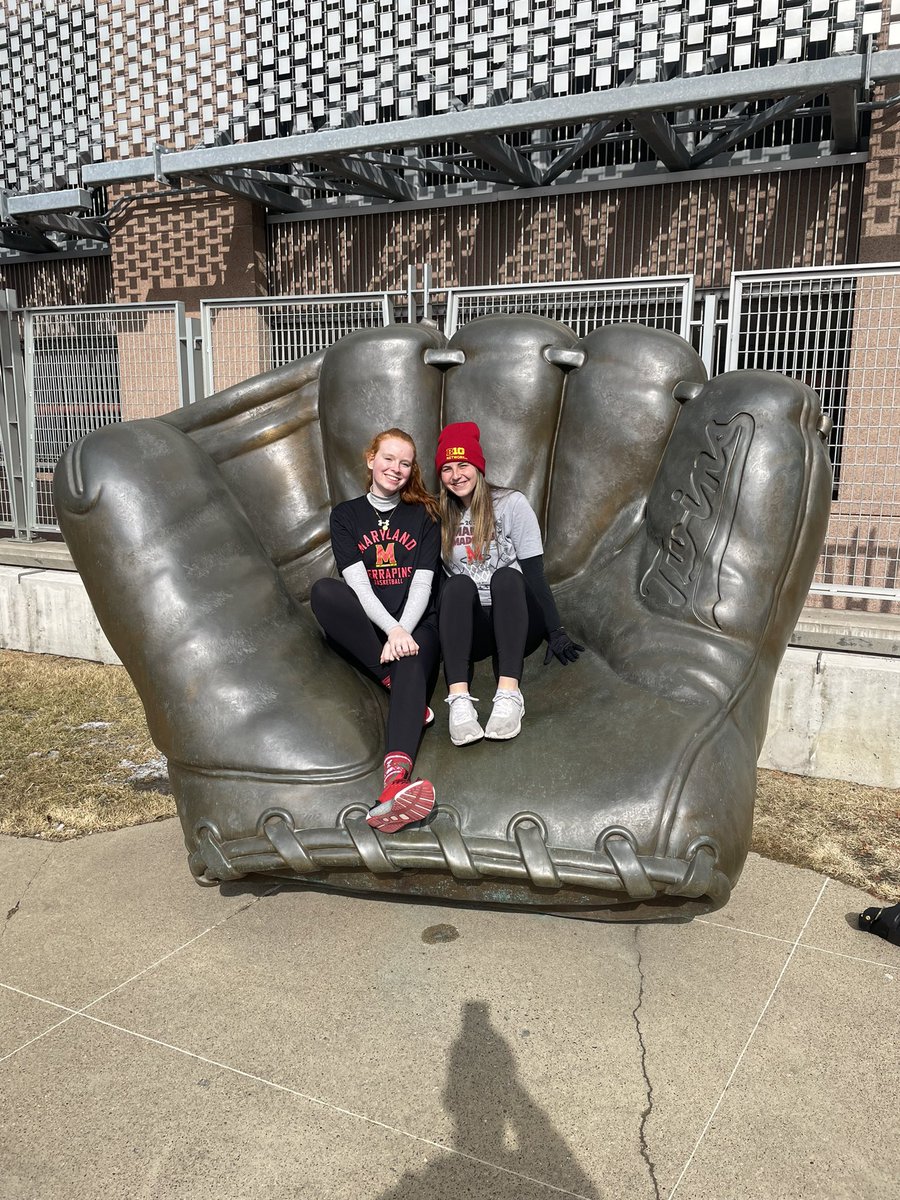 umdwbb_managers's tweet photo. Took some time to explore Minneapolis before we tip off tomorrow night! Took a quick pit stop at the @Twins park (T.C bear x Testudo collab👀) #bigtentournament https://t.co/jNhEcqInq7