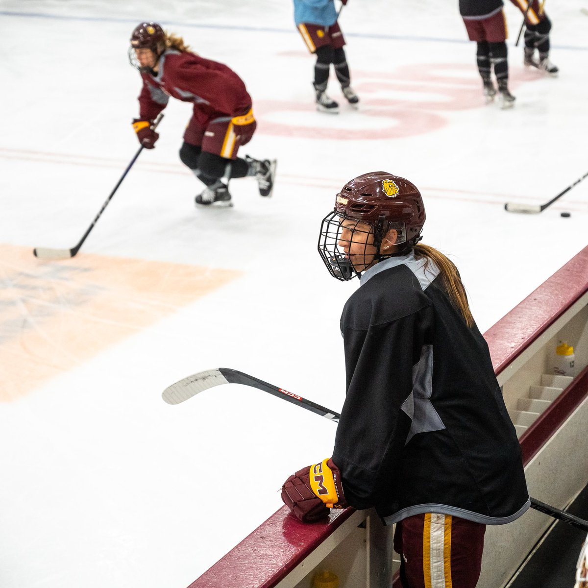 Lots of smiles with this squad 🤗

<a href="/UMDWHockey/">UMD Women's Hockey</a> // #WeAreWCHA