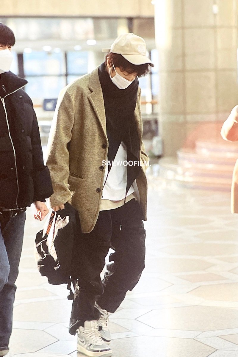 saewoofilm_WY's tweet photo. 230303 출국 #2PM #장우영 #우영 #WOOYOUNG https://t.co/0ffYDbkPOP