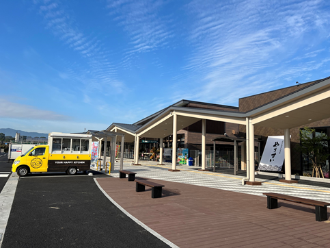 ja_zennoh_arch's tweet photo. 構想から4年、福岡県筑豊エリアに新たなランドマークとなる複合型ファーマーズマーケット「かほ兵衛の台所」がオープンしました！
#かほ兵衛の台所 #複合型ファーマーズマーケット #JAふくおか嘉穂 #JA全農 #建築 #福岡県 #飯塚市@ja_zennoh_archのInstagram投稿をチェック https://t.co/blvx6V6EcV https://t.co/G52H48fl2l