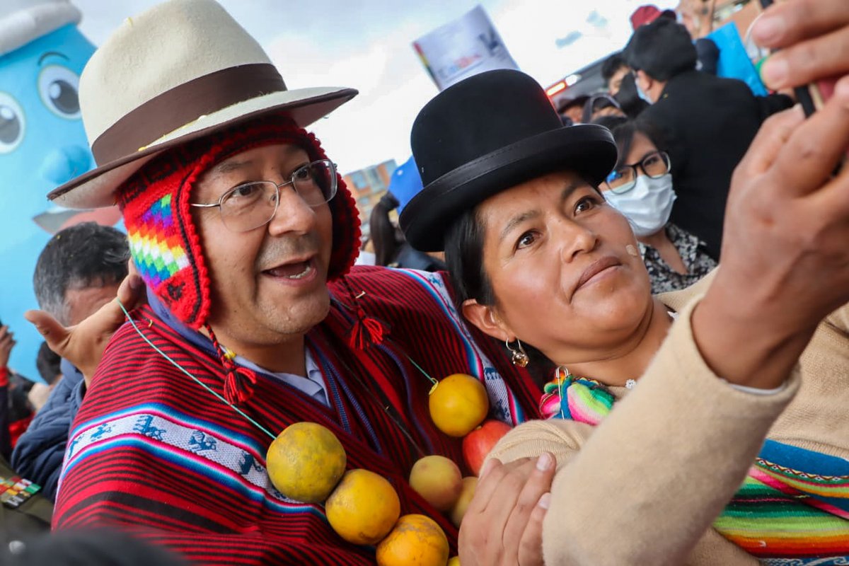 LuchoXBolivia's tweet photo. Trabajamos para garantizar el acceso a los servicios básicos de la población alteña. Hoy, con una inversión de más de Bs20 millones, entregamos modernos Sistemas de Alcantarillado para mejorar la calidad de vida de las y los hermanos del D-8 de nuestra valerosa ciudad de #ElAlto. https://t.co/d73ZFzs6Lh