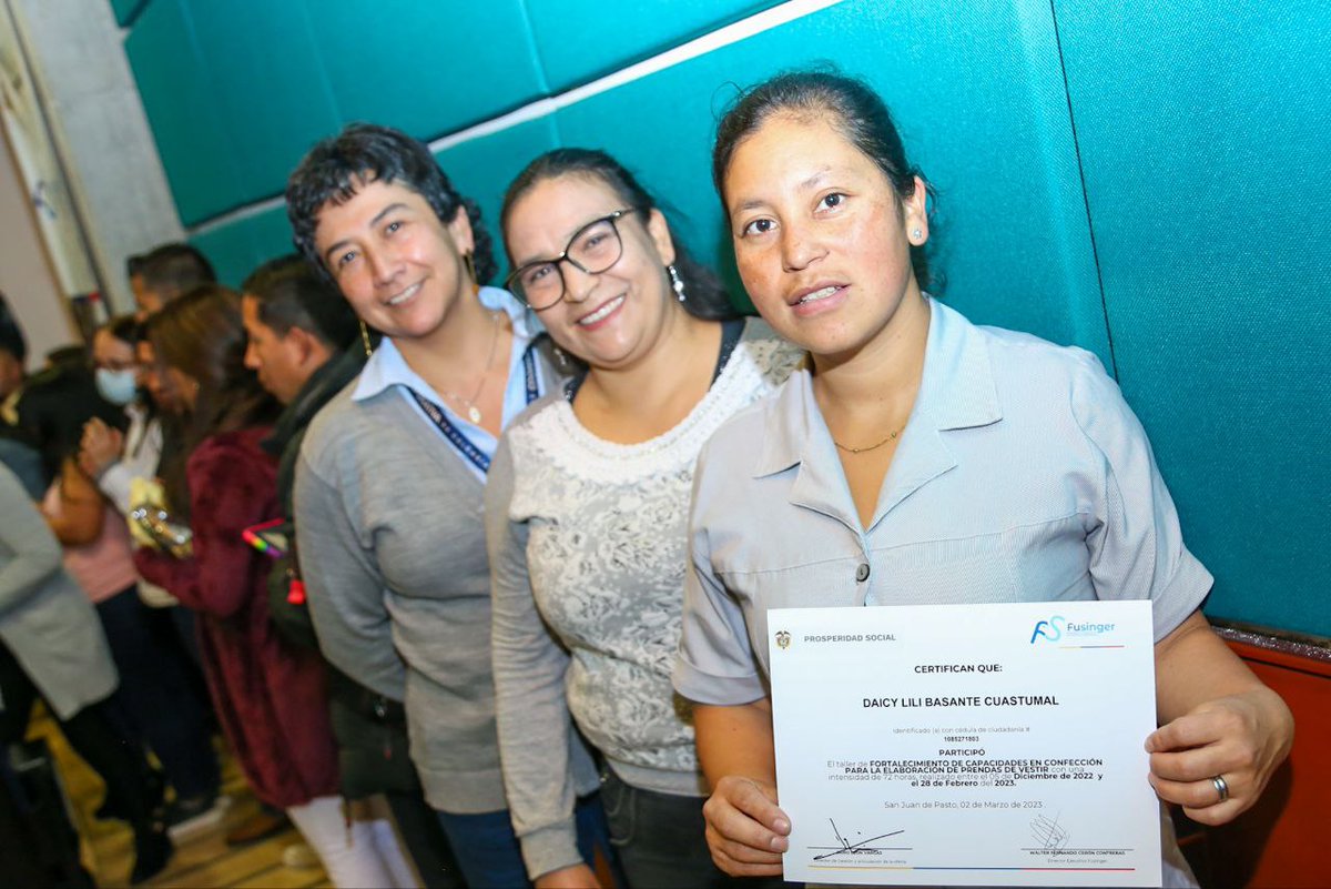 alcaldiapasto's tweet photo. Gracias a la articulación con @Fusinger1, @ProsperidadCol y la @UCooperativaPas cerramos el proceso de formación en Capacidades en Confección para la Elaboración de Prendas de Vestir a 500 participantes beneficiarios de los programas ofertados por la Sctría. de Bienestar Social. https://t.co/Xg61Ocp95Q