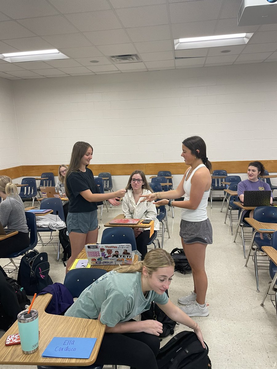 kessel_erin's tweet photo. We celebrated Read Across America Week in #READ3302 today! We used the Comprehension Continuum to develop questions using some great 📚! We also learned the story behind the famous 🪨📄✂️ game thanks to @DrewDaywalt and had a chance to compete for the class champion! @ECURead https://t.co/egY1VhJ6cI