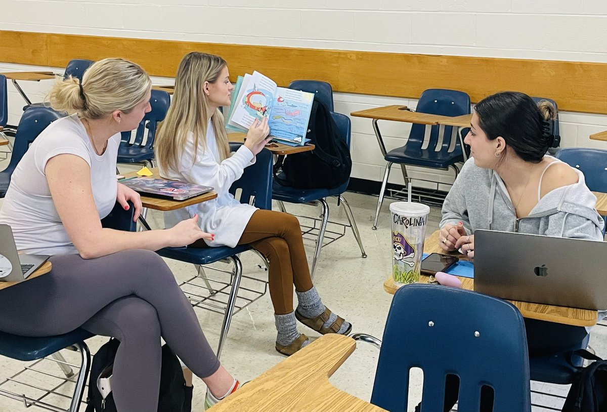 We celebrated Read Across America Week in #READ3302 today! We used the Comprehension Continuum to develop questions using some great 📚! We also learned the story behind the famous 🪨📄✂️ game thanks to <a href="/DrewDaywalt/">Drew Daywalt</a>  and had a chance to compete for the class champion! @ECURead