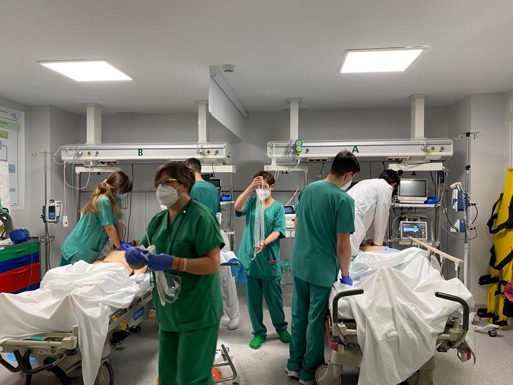 DeChuac's tweet photo. De la teoría a la práctica
Simulación In Situ en el área de críticos del Servicio de Urgencias @DeChuac 
Recreando la realidad de un Servicio de Urgencias, atendiendo a dos pacientes críticos a la vez.
#compromiso con la atención al paciente 
#orgullo de equipo 
@SanidadeACoruna https://t.co/FDXtfmCqqK
