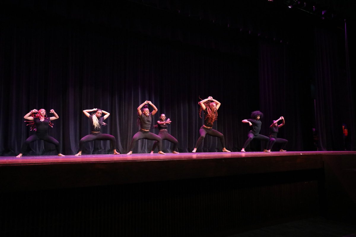 mchsaacc's tweet photo. Part 1: And that’s a wrap ladies and gentlemen 🙌🏽! Our first annual BHM Fashion show was a hit and an ultimate success! We can’t begin to thank everyone for their enormous support of AACC throughout the month of February. #HappyBHM❤️🖤💚 #RPND💚 https://t.co/RSRif56798