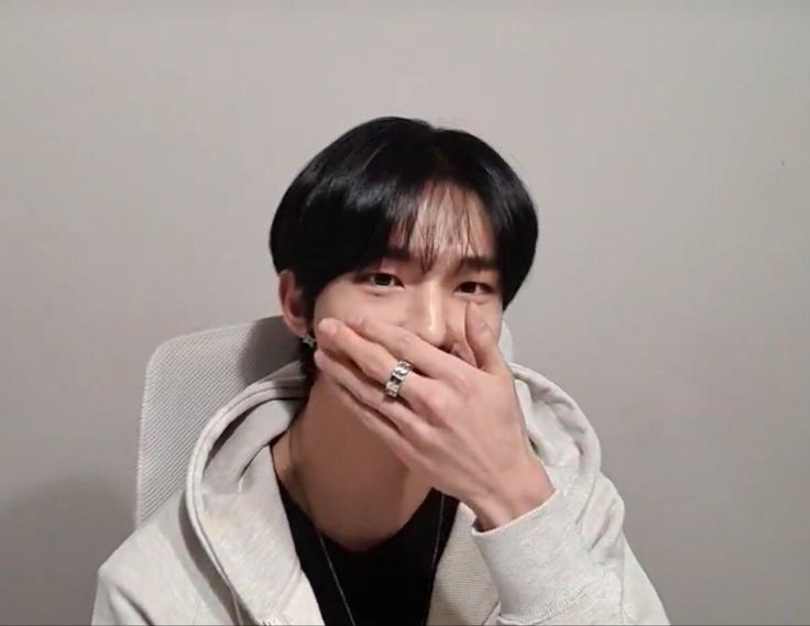 chnsrock's tweet photo. hyunin au - squid games mini au

cuando un clip de hynjin matando a jeongn en la final se hace viral, desata un caos entre comunidades. https://t.co/4jk3Cg0kfk