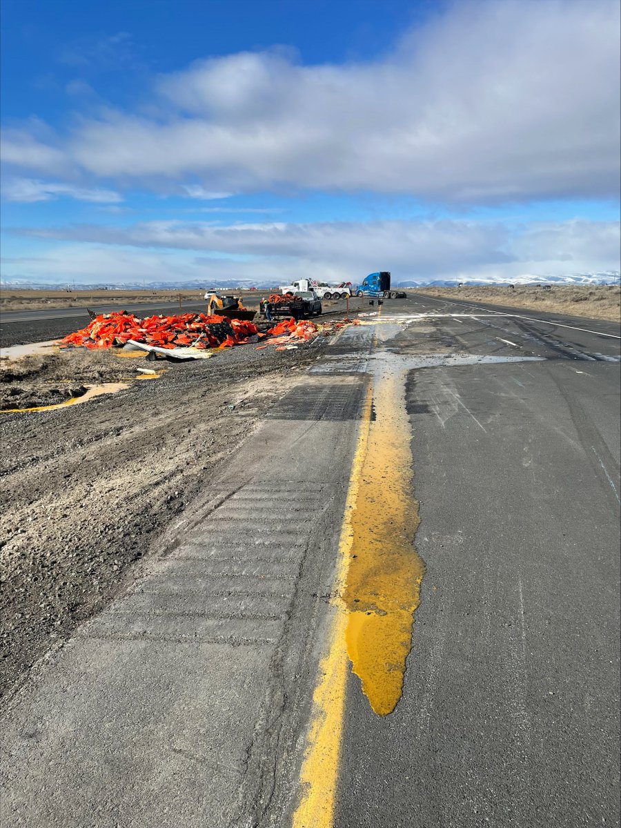 WSDOT_East's tweet photo. That's not a failed record attempt for World's Largest Omlette, that's the mess that closed I-90 east of Vantage today where a load of eggs was dumped in a single vehicle incident. While it did get eggstremely messy, we are glad to report no injuries. Thank you for your patience! https://t.co/WKsofN7J6f