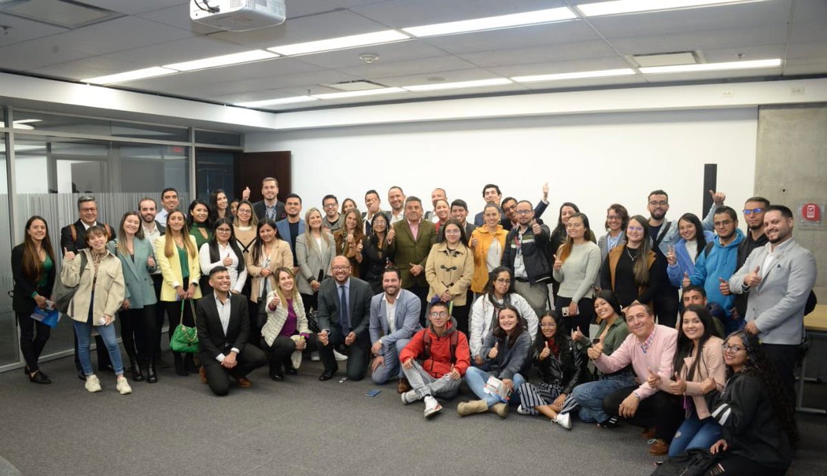 paminagonzalez's tweet image. ⭐️Que gusto acompañar a @mariofontalvof director del #clústerlogística de la @camaracomerbog en el lanzamiento del ambicioso Programa de Competitividad.

Un placer hablar con @AnaZambr11 sobre la nueva movilidad multimodal y sostenible de la @TerminalBogota, un hub de servicios