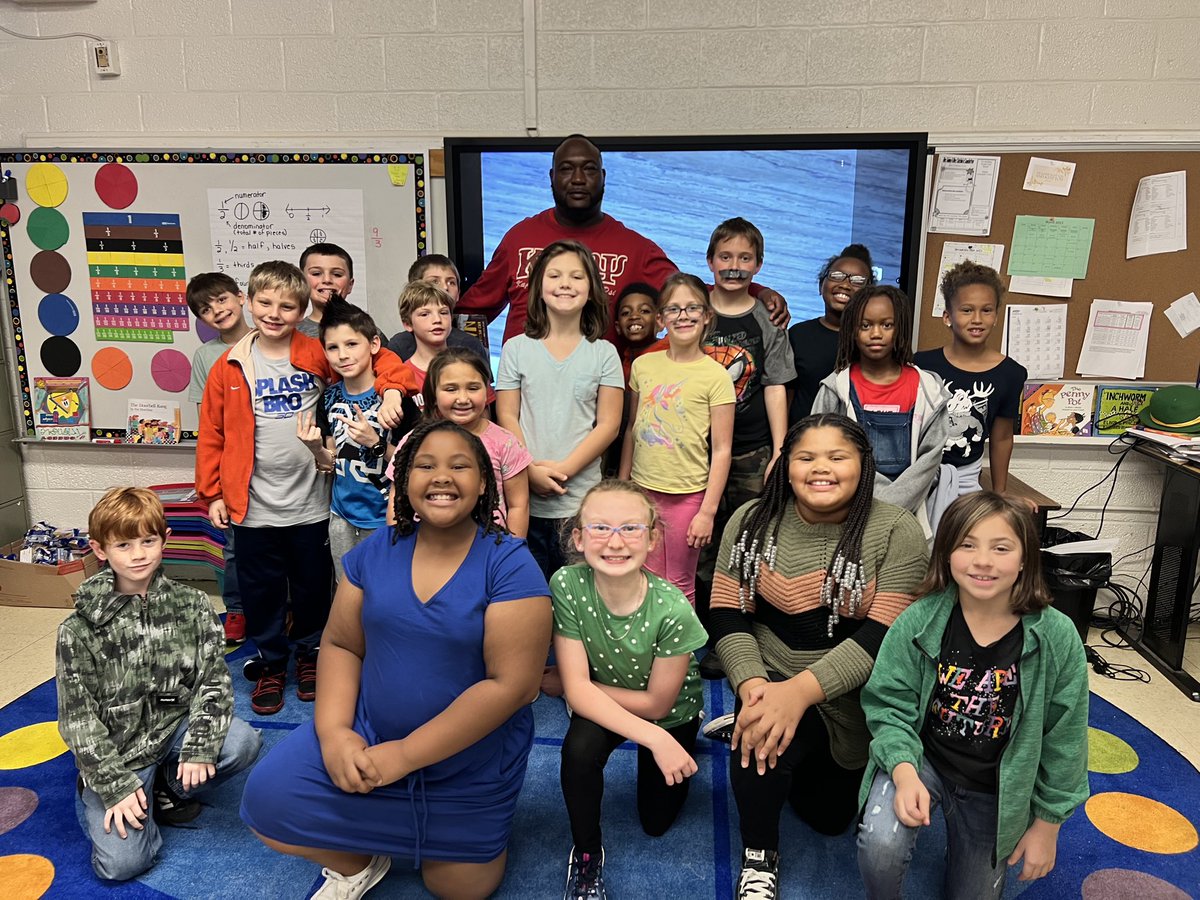 cherawnupes's tweet photo. Today Bro. @CoachDixon11 read "Crown: An Ode to the Fresh Cut" to the students of Ruby Elementary as a part of the "Real Men Read" Program, which aims to deepen literacy and instill a love for reading in students! #RealMenRead #mentoring #NupeEducator https://t.co/UuinWzzUws