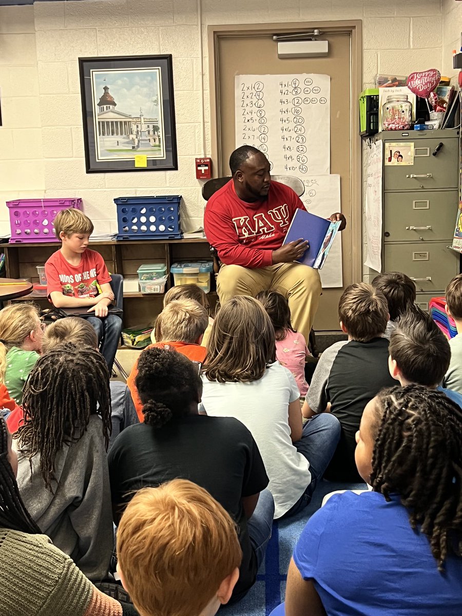 cherawnupes's tweet photo. Today Bro. @CoachDixon11 read "Crown: An Ode to the Fresh Cut" to the students of Ruby Elementary as a part of the "Real Men Read" Program, which aims to deepen literacy and instill a love for reading in students! #RealMenRead #mentoring #NupeEducator https://t.co/UuinWzzUws