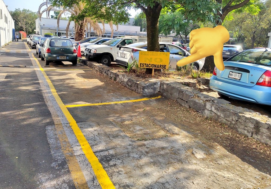 Me hierve la sangre. Los invito a compartir este sentimiento conmigo🥴
Llevo denunciando este estacionamiento irregular dentro de la <a href="/FMVZUNAM/">FMVZ UNAM</a> desde hace meses. Y mis quejas llegaron a los oídos equivocados, porque la solución que le dieron al asunto no fue retirar a los autos 🧵