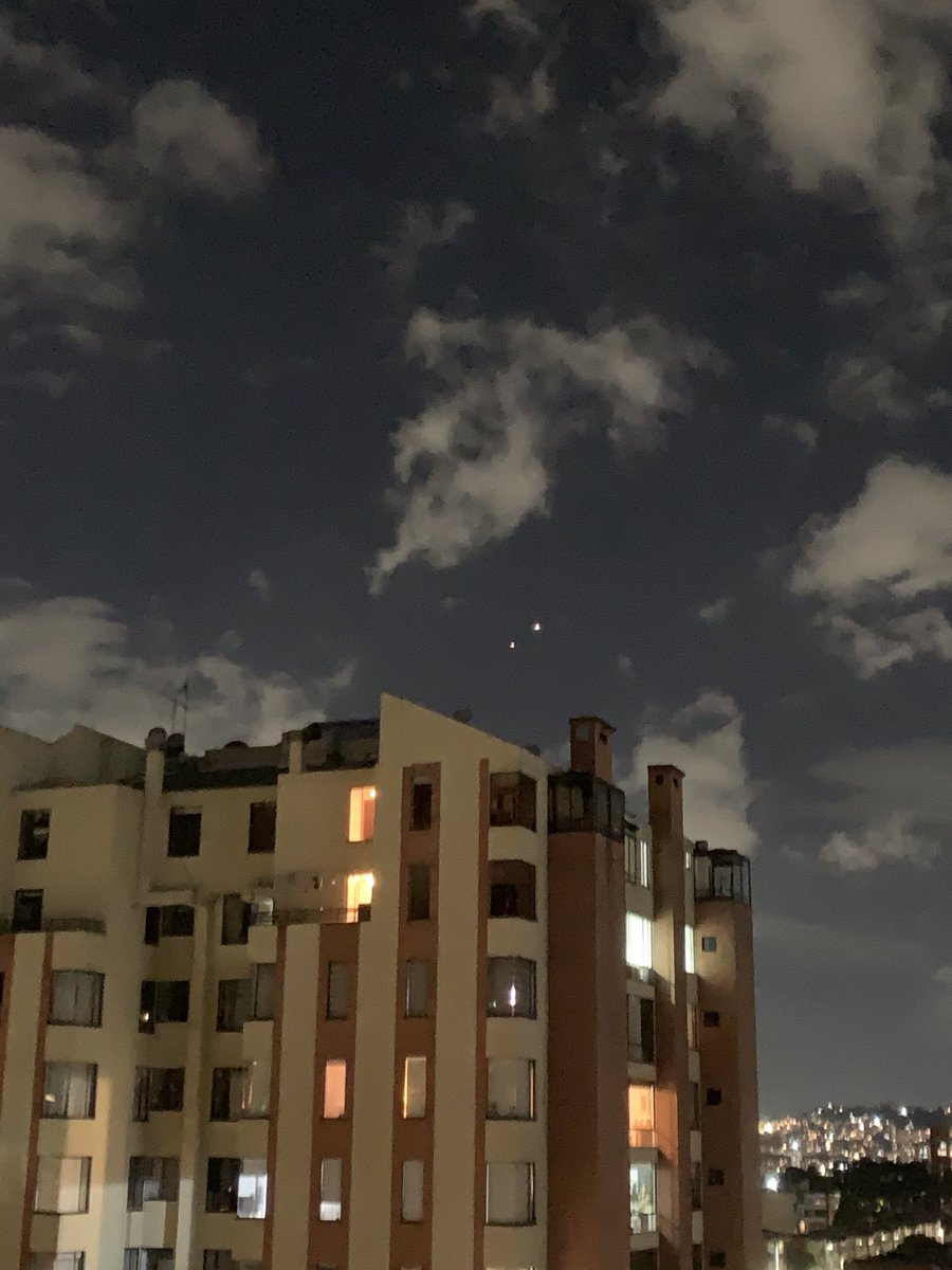 j_muvdi's tweet photo. Ustedes que saben de estrellas y planetas. ¿Qué es lo que se ve hoy? https://t.co/w0qc8AwrEr