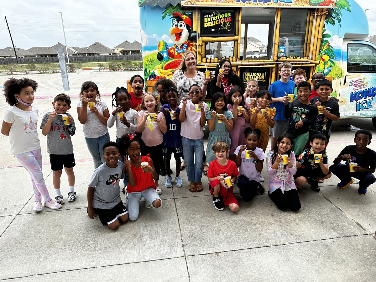 MrsVanderTuig's tweet photo. Thank you @KONAICE for the yummy treat today!!! 🍧Congratulations to our top sellers of the Big Kahuna Fundraiser! ❤️💙 https://t.co/x5xjMUtC7D