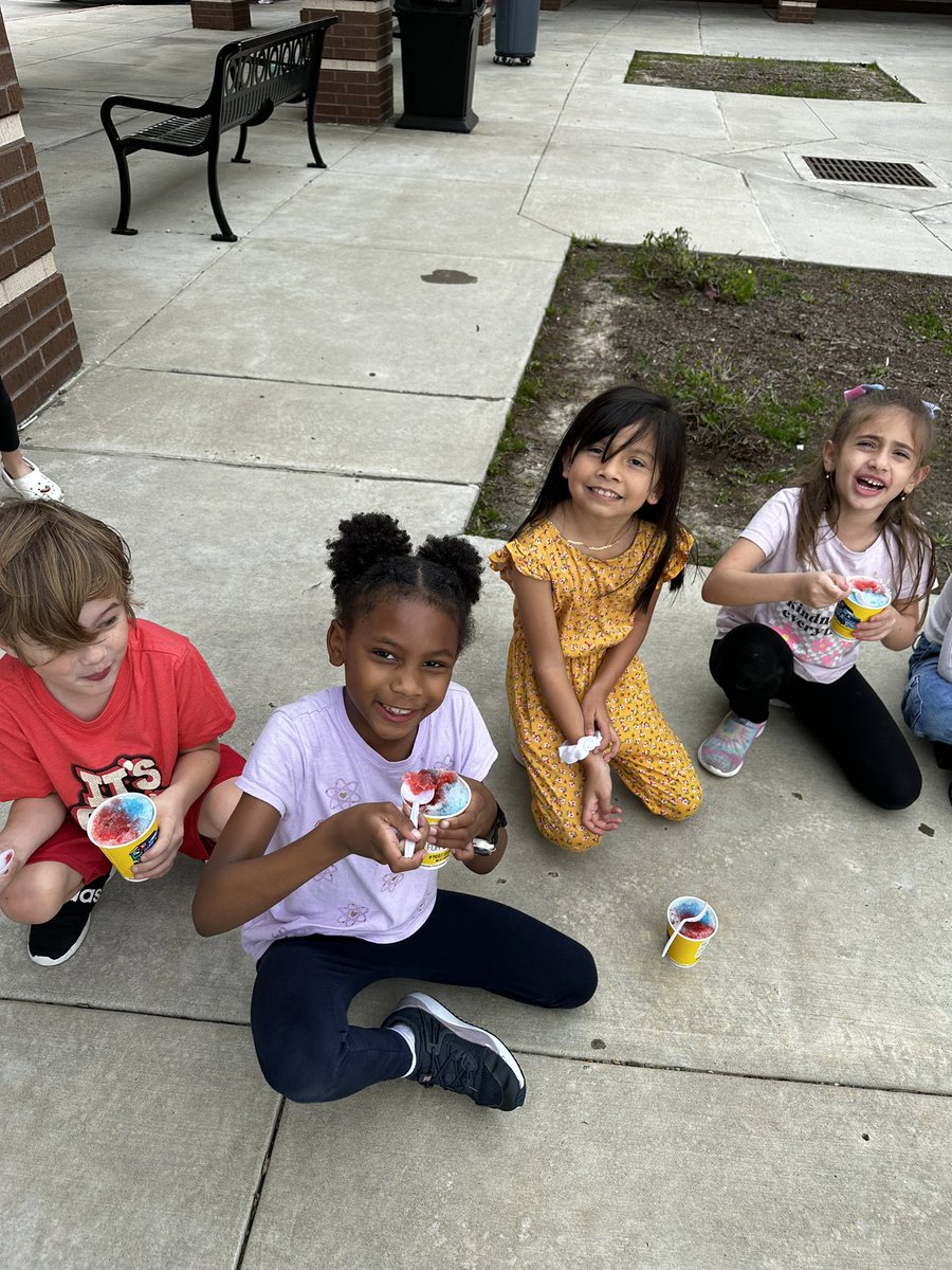 MrsVanderTuig's tweet photo. Thank you @KONAICE for the yummy treat today!!! 🍧Congratulations to our top sellers of the Big Kahuna Fundraiser! ❤️💙 https://t.co/x5xjMUtC7D
