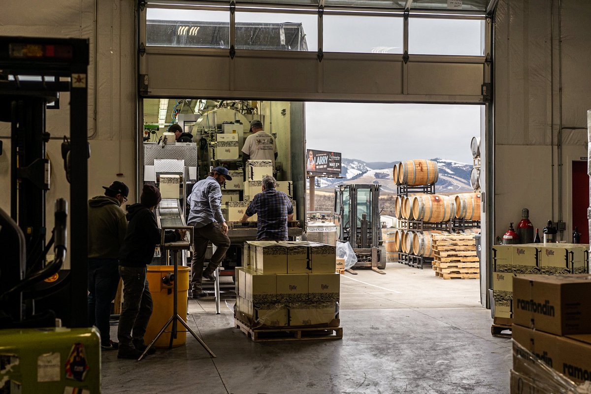 RotieCellars's tweet photo. Early mornings on the bottling truck. ❄️📦 🍷🚛 #RotieCellars #WAwine https://t.co/lcFik2kTOs