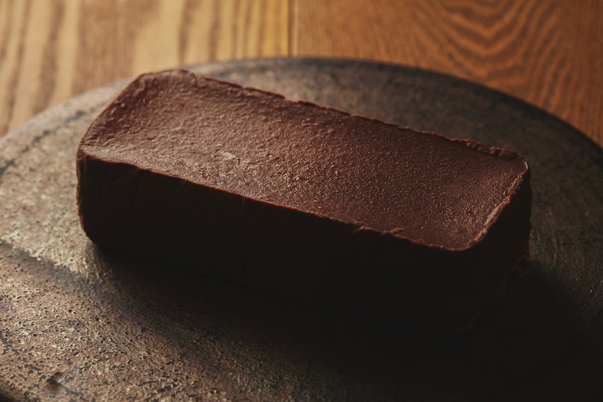 sizuru_store's tweet photo. 金曜10時になりました！
今週分のチョコレートチーズケーキ販売いたしました。

シズる商店番頭の鳥羽が考えた唯一無二のチョコレートチーズケーキ🍫
立体的な香りと味わいの設計にこだわって作りました。

大切な人とのおうち時間にぜひ！

▼購入はこちら
https://t.co/YFYCClHsyF https://t.co/EgvThyJBDc