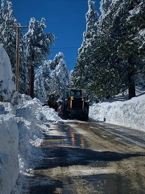 #Caltrans8 crews did a phenomenal job clearing roads. BIG news, we will resume escorts on SR-18 & 330 tonight from 5-9PM. There is the potential of slides through the area, so they could be suspended if safety comes into play. @CaltransHQ @CA_Trans_Agency @CAgovernor @Cal_OES