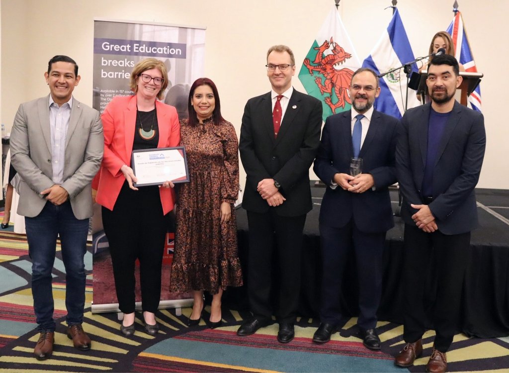 UNFPAElSalvador's tweet photo. La iniciativa de la Embajada Británica @UKinElSalvador #DisabilityAwards premió la inclusividad de diversas entidades que trabajan por los derechos de las personas con discapacidad. Para @UNFPAElSalvador es un gusto recibir este reconocimiento.
@ONUElSalvador @ssottoli @Atayeshe https://t.co/0oTBGOxSq9