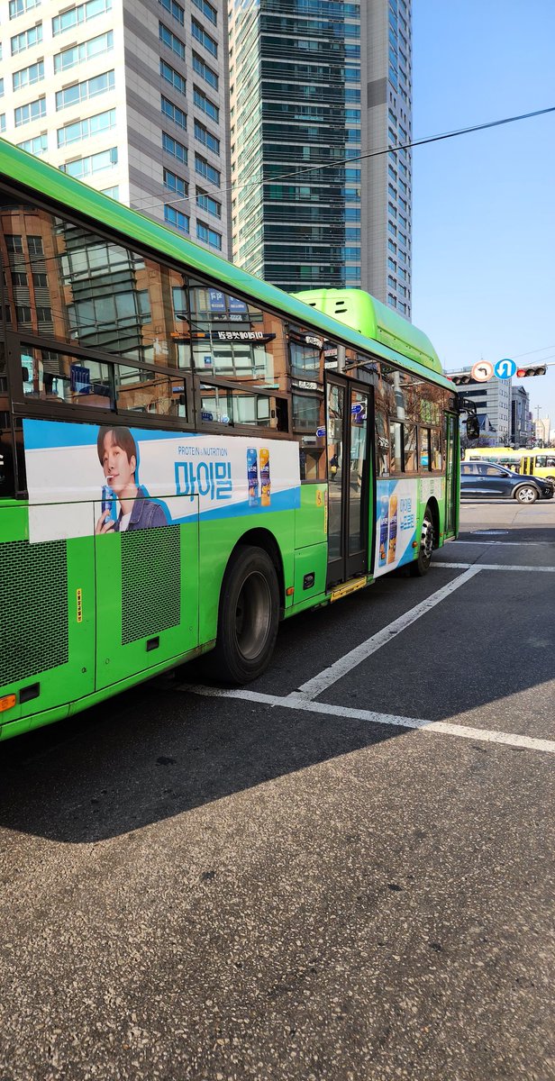 횡단보도 건너다가 버스광고인데 시선 냅다 꽂힌💛🩷 패키지가 이번 새 광고버전 같은데 이뻐이뻐❤️❤️💚💚 잊모닝