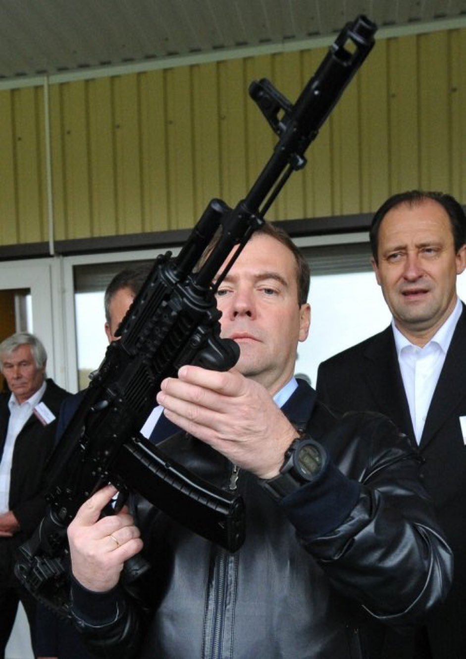 Дмитрий Анатольевич Медведев с оружием