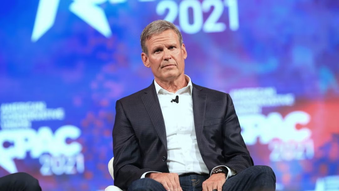 Honor a quien honor merece.
El gobernador de Tennessee firmó una ley para prohibir las cirugías "trans" que mutilan, castran y esterilizan a menores. También prohibió los shows "drag" de contenido sexual delante de menores.
Gracias, Bill Lee.
¿Qué tal más políticos así?