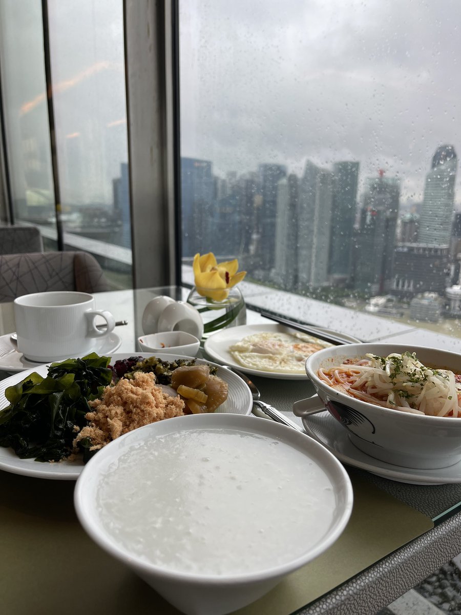 huanghebian's tweet image. 結束熱帶丛林生活，昨天下午來到亞洲金融中心，喝到了正宗的粥和正牌咸菜，休整几日再出发。文貴，欠我的70十700萬，什麼時候還我呀？