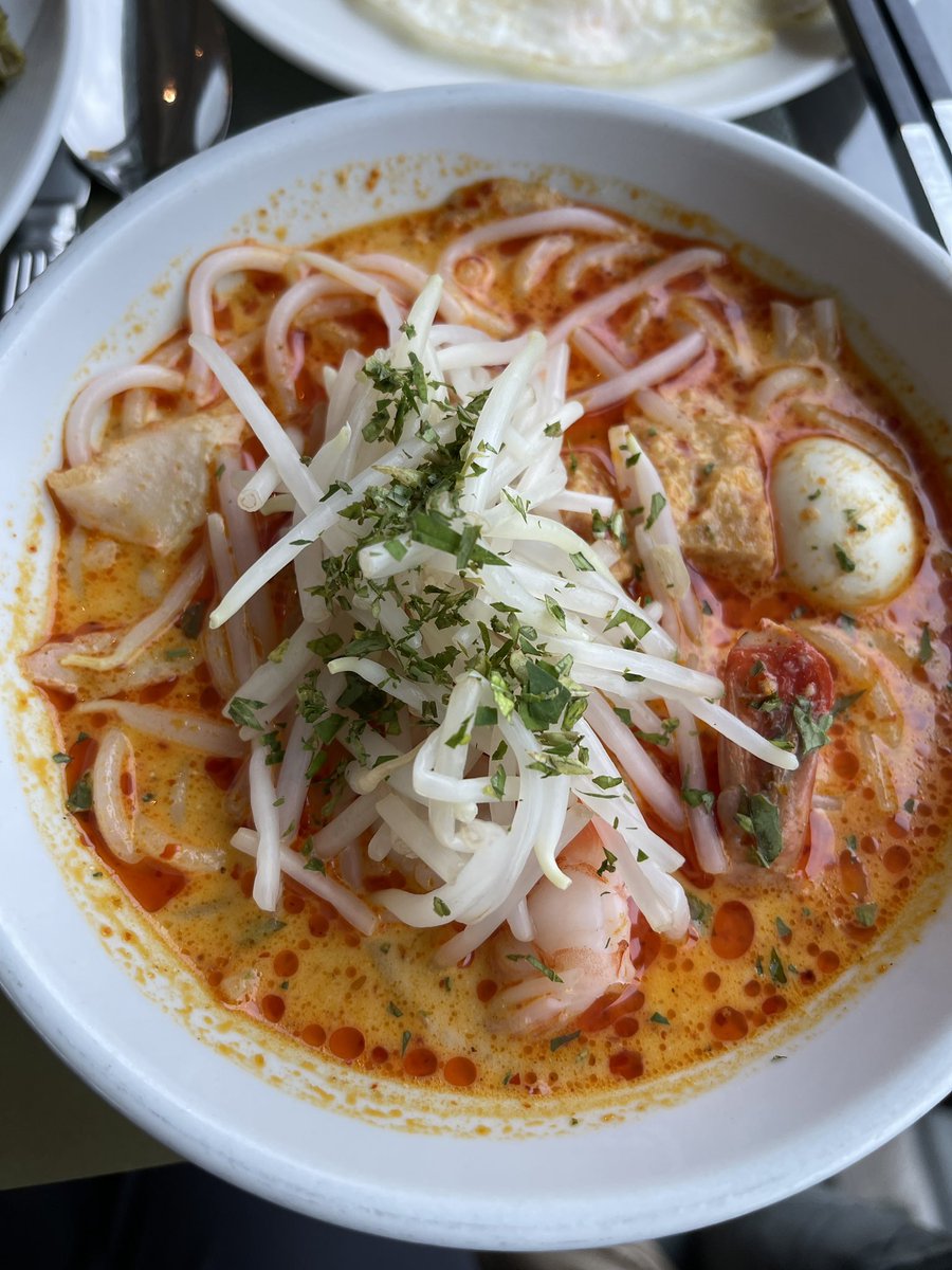 huanghebian's tweet image. 結束熱帶丛林生活，昨天下午來到亞洲金融中心，喝到了正宗的粥和正牌咸菜，休整几日再出发。文貴，欠我的70十700萬，什麼時候還我呀？