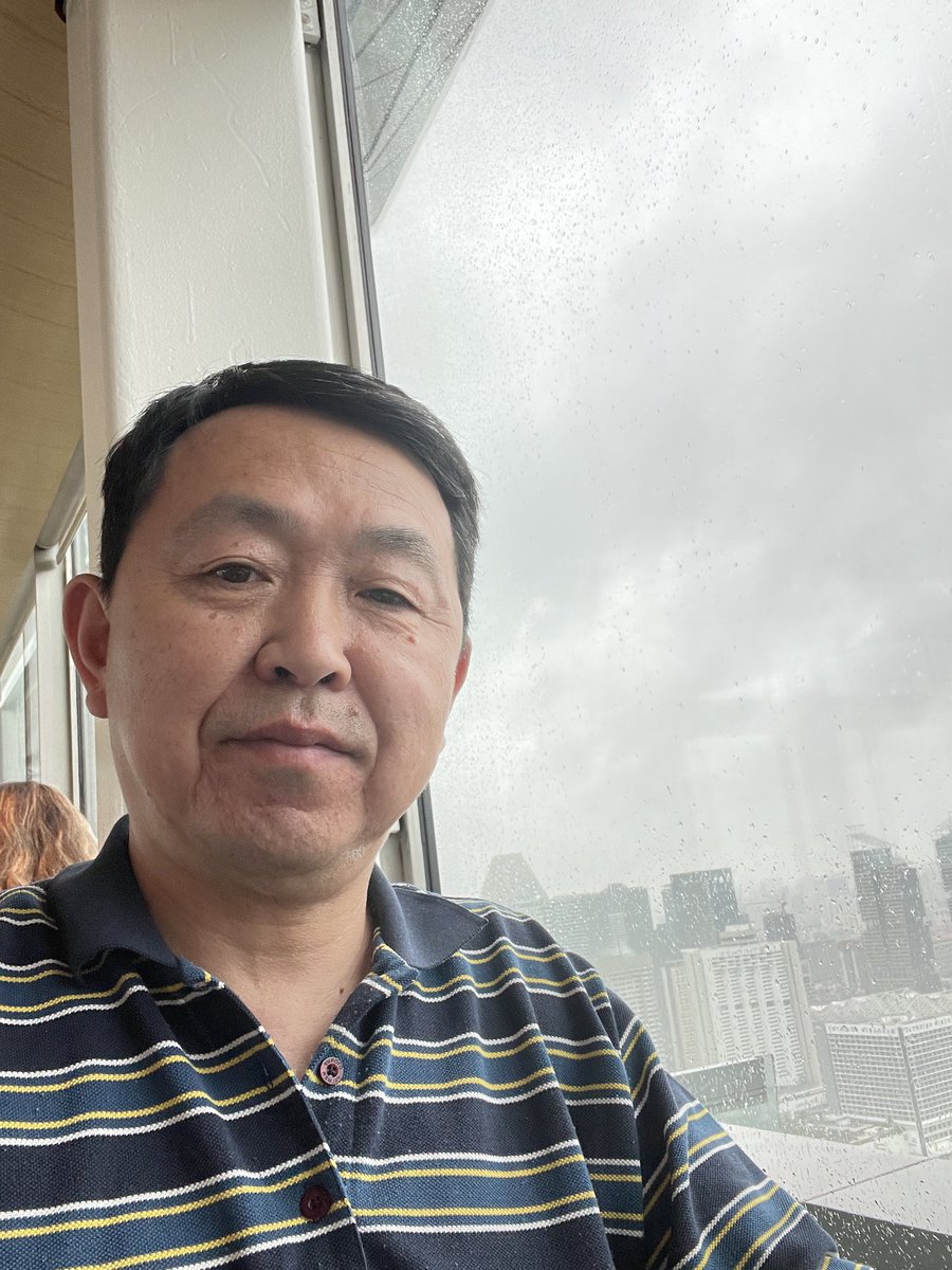 huanghebian's tweet image. 結束熱帶丛林生活，昨天下午來到亞洲金融中心，喝到了正宗的粥和正牌咸菜，休整几日再出发。文貴，欠我的70十700萬，什麼時候還我呀？