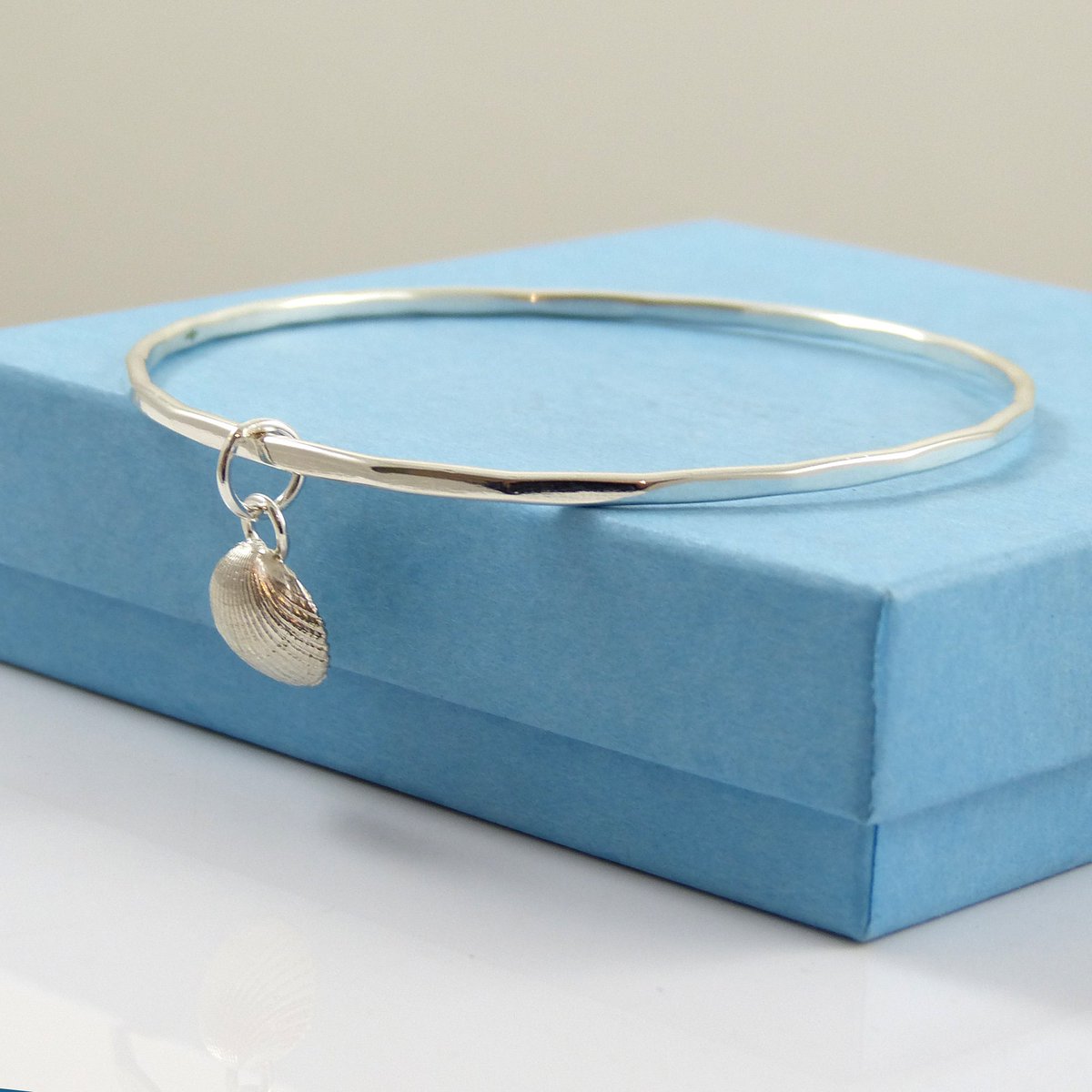 TheStrandline's tweet photo. Silver Bangle, Seashell Bangle, Handmade Bracelet, Cockle Shell Charm, Beach Bracelet, Hammered Bangle, Gift Idea, Silver Sea Shell https://t.co/x8WO7OdJvs #EarlyBiz #UKGiftHour #UKGiftAM #northumberland #warkworth #thestrandline #HammeredBangle https://t.co/yUOqrDj25N
