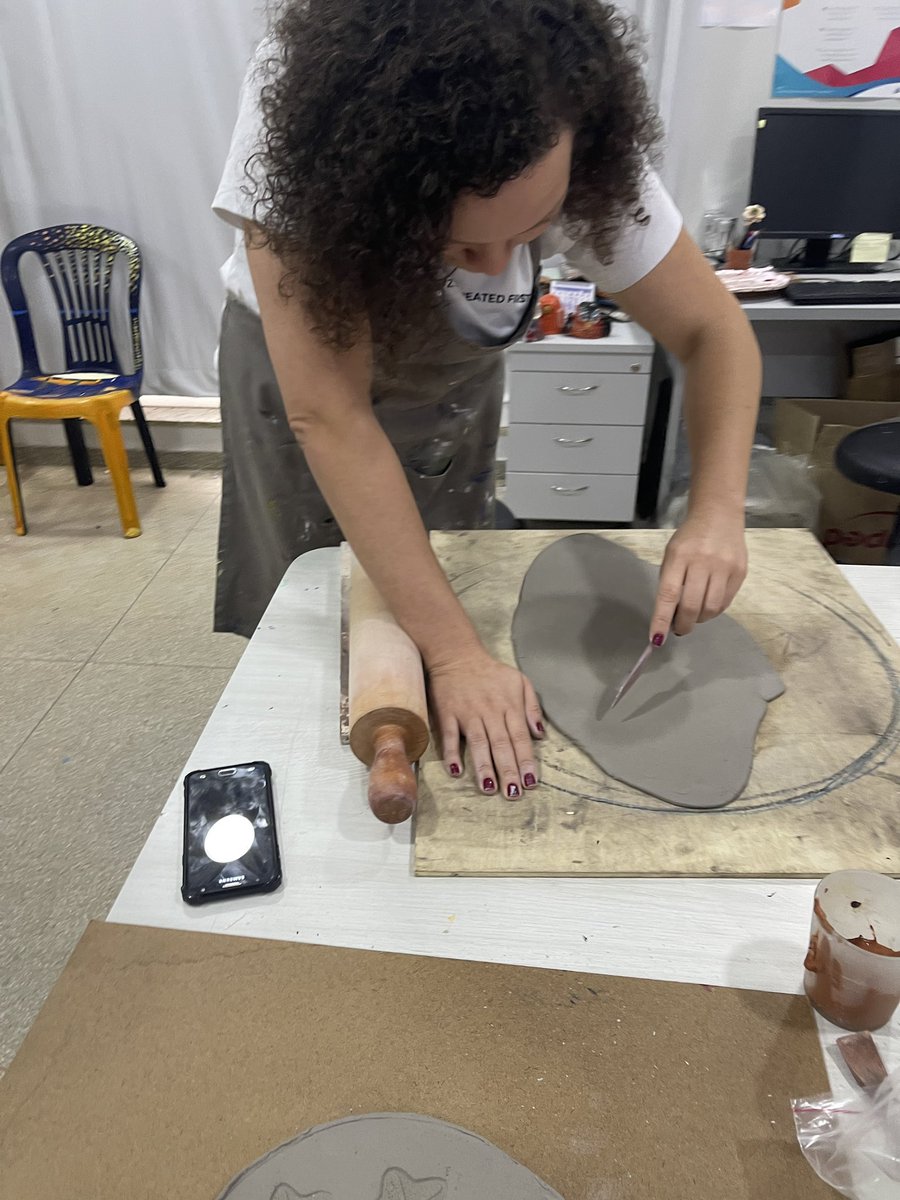 fiofree's tweet image. Giving a 4-week clay class to staff members. Nothing better than being creative together while building relationships. #clayclasses #ceramics #buildingrelationships #wellness #teachersteachingteachers #lovelypeople #building #creative #eab #theamericanschoolofbrasilia #brazil