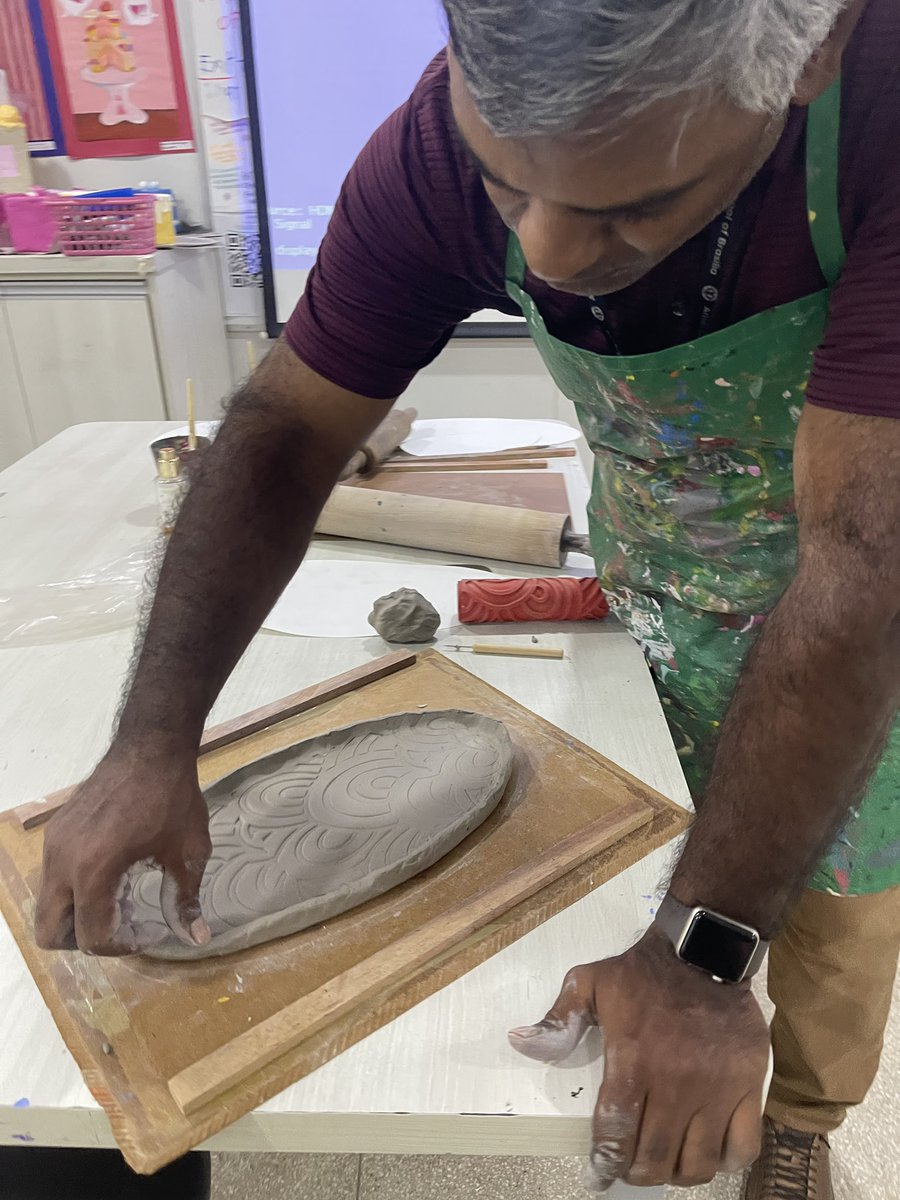 fiofree's tweet image. Giving a 4-week clay class to staff members. Nothing better than being creative together while building relationships. #clayclasses #ceramics #buildingrelationships #wellness #teachersteachingteachers #lovelypeople #building #creative #eab #theamericanschoolofbrasilia #brazil