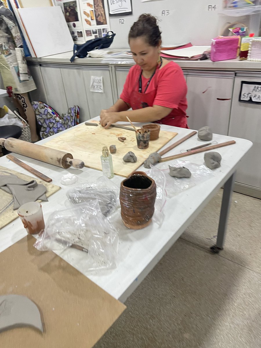 fiofree's tweet image. Giving a 4-week clay class to staff members. Nothing better than being creative together while building relationships. #clayclasses #ceramics #buildingrelationships #wellness #teachersteachingteachers #lovelypeople #building #creative #eab #theamericanschoolofbrasilia #brazil
