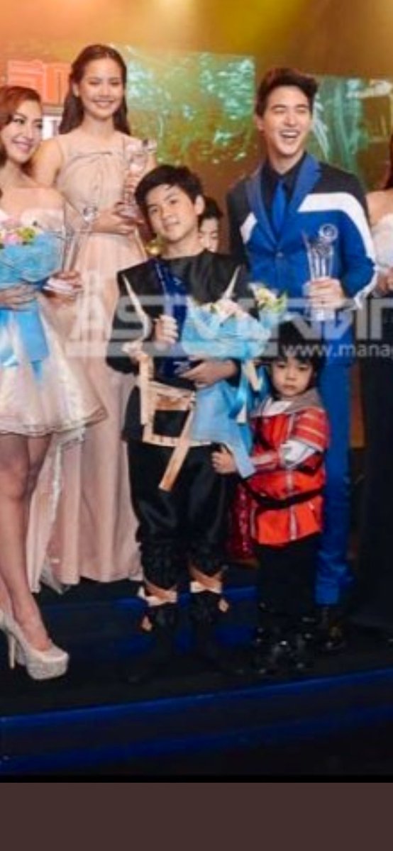 allzhann's tweet photo. @GxrnWxdnxsdxy ลูกลำยองอีกคนก็โดนแย่งซีนนะคะ มีใครเห็นน้อนมั้ยย อยู่ยากจังเลยค่ะวงการนี้ ถ่ายรูปรวมรับรางวัลยังต้องยืนให้ถูกจุดทุกงาน ไม่มองผลงานกันแล้วค้า มองรูปตอนออกงานพอออ https://t.co/NGtTl1GDFL