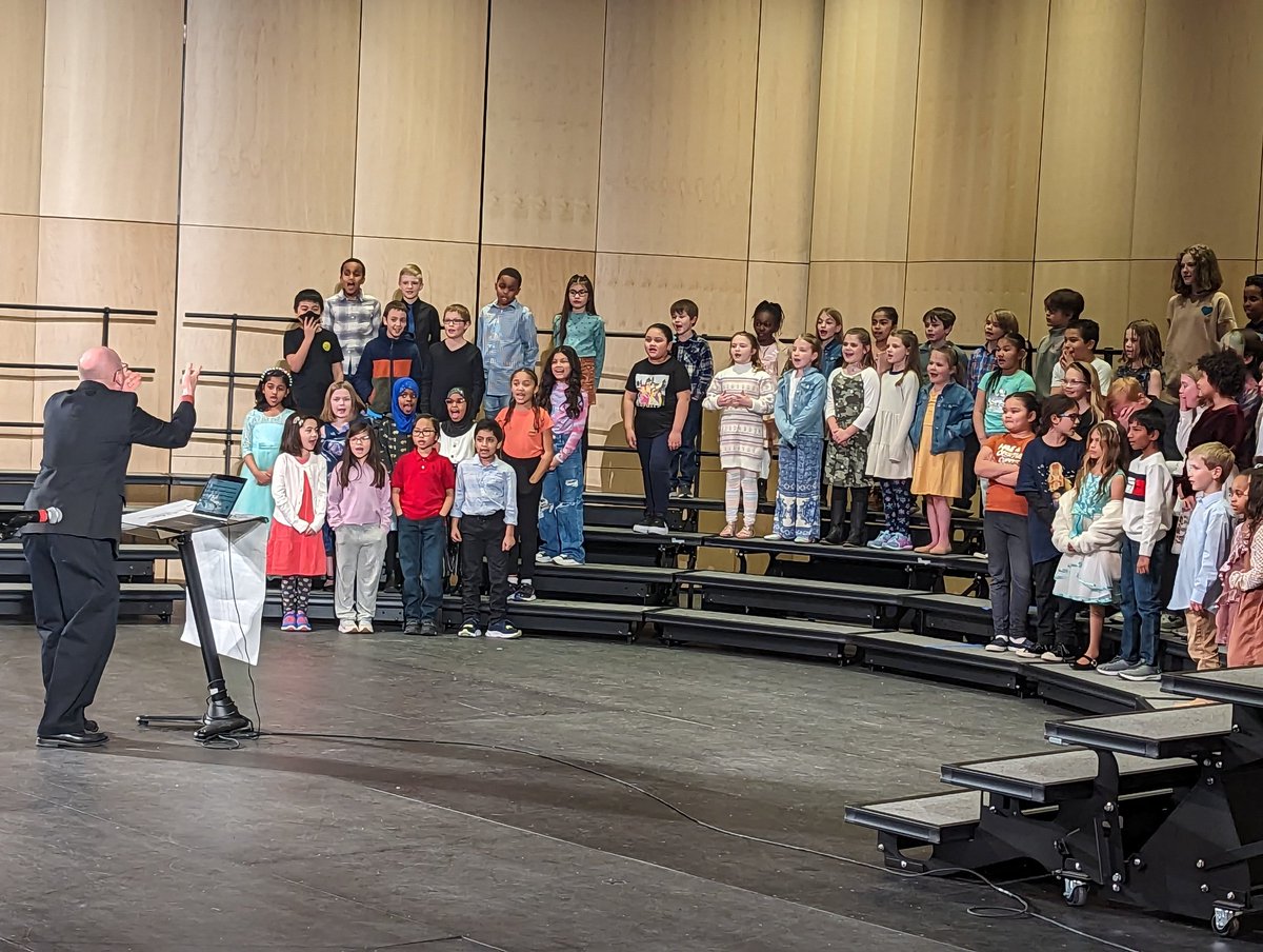 EPEaglesFH's tweet photo. Mixed grade music concert...sounding great! https://t.co/MG89XIkHjh
